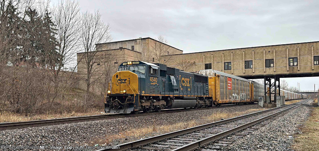 CSX 4540 leads X224.